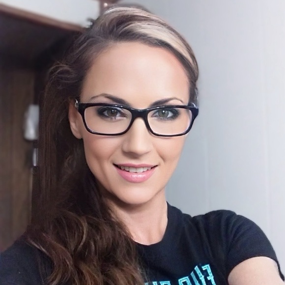 Meet your Posher, Jessica - Picture 1 of 3